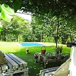 A Vina De Lina. Con Piscina Y Finca.